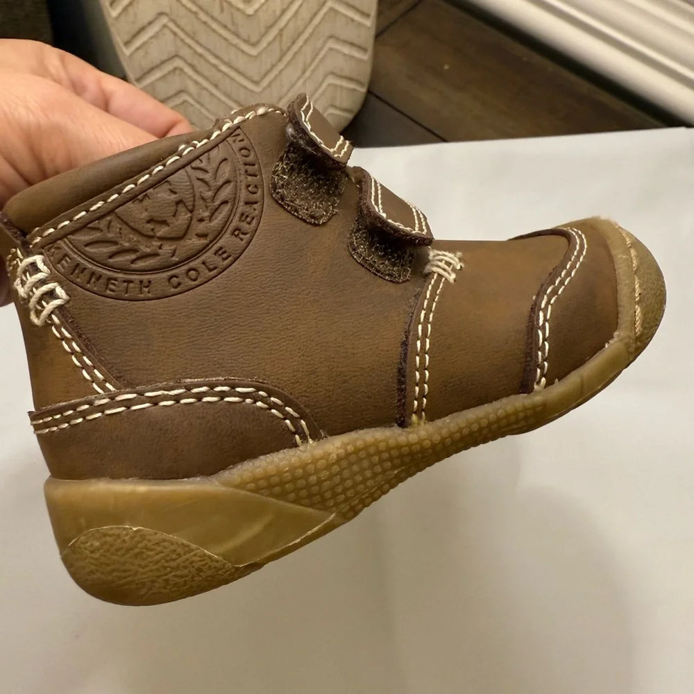 Kenneth Cole Baby Walker Shoes size 5